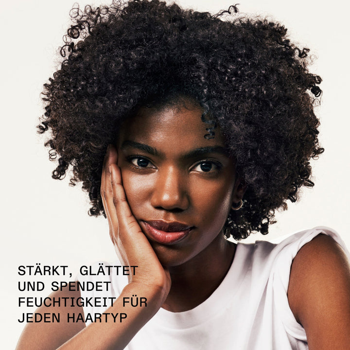 OLAPLEX Conditioner repariert, spendet Feuchtigkeit und glättet das Haar.