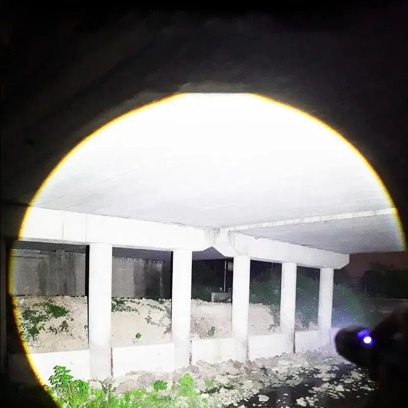 BlazeBeam™ — Meistere die Nacht mit unaufhaltsamer Helligkeit und robuster Kraft