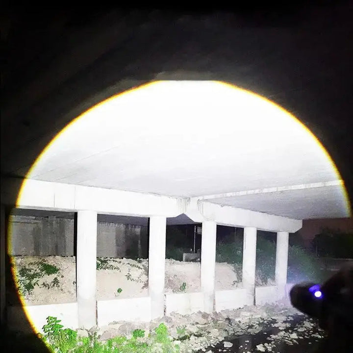 BlazeBeam™ — Meistere die Nacht mit unaufhaltsamer Helligkeit und robuster Kraft