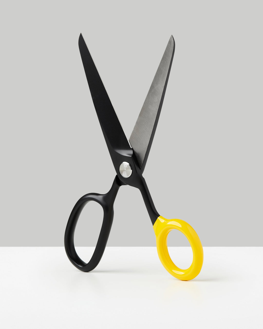 ColoraCut™ – Präzisionsschere für kreative Projekte & Styling