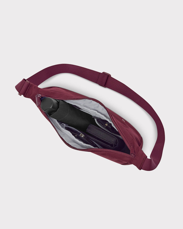 Die Ally Medium Half-Moon-Tasche sorgt für Ordnung bei den täglichen Essentials