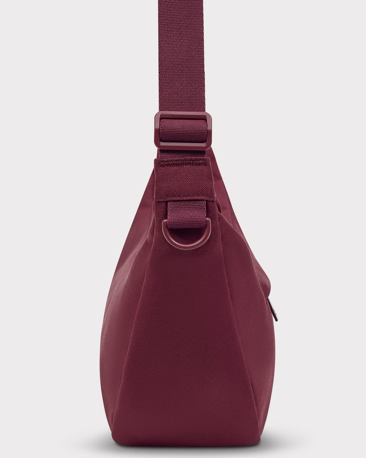 Die Ally Medium Half-Moon-Tasche sorgt für Ordnung bei den täglichen Essentials