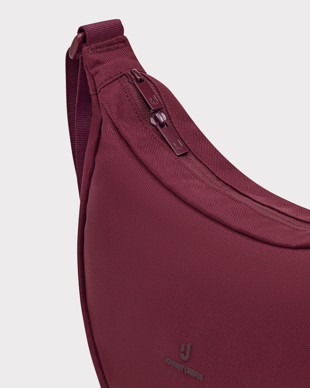 Die Ally Medium Half-Moon-Tasche sorgt für Ordnung bei den täglichen Essentials