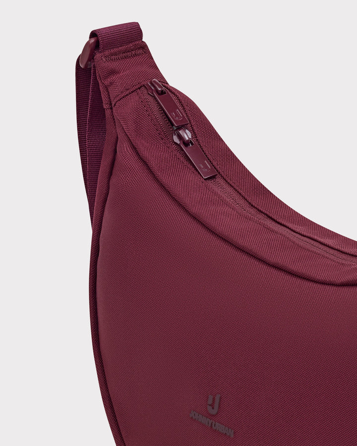 Die Ally Medium Half-Moon-Tasche sorgt für Ordnung bei den täglichen Essentials