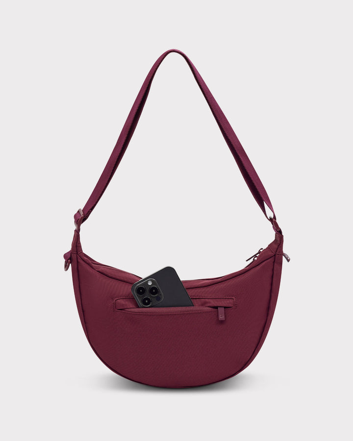 Die Ally Medium Half-Moon-Tasche sorgt für Ordnung bei den täglichen Essentials