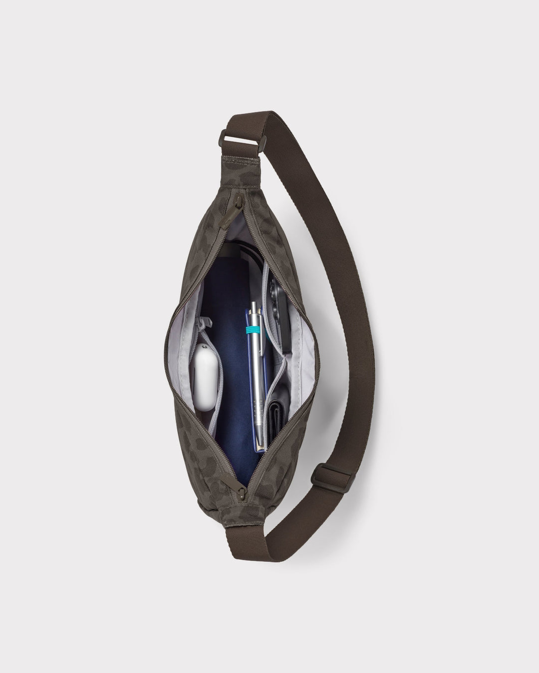 Die Ally Medium Half-Moon-Tasche sorgt für Ordnung bei den täglichen Essentials