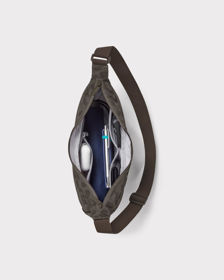 Die Ally Medium Half-Moon-Tasche sorgt für Ordnung bei den täglichen Essentials