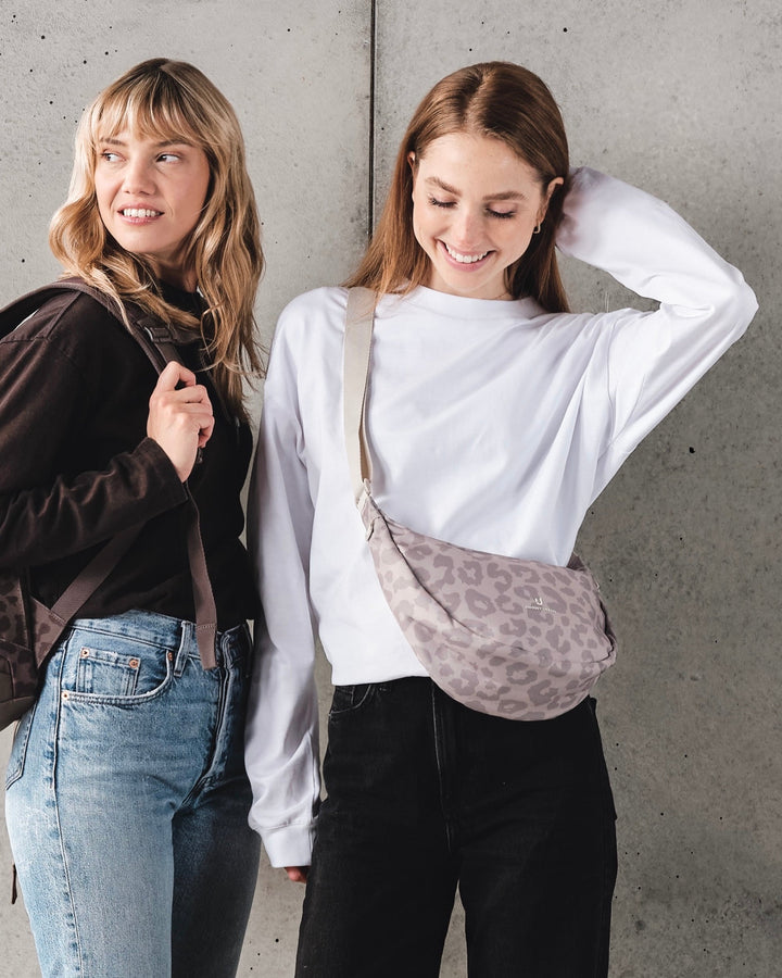 Die Ally Medium Half-Moon-Tasche sorgt für Ordnung bei den täglichen Essentials