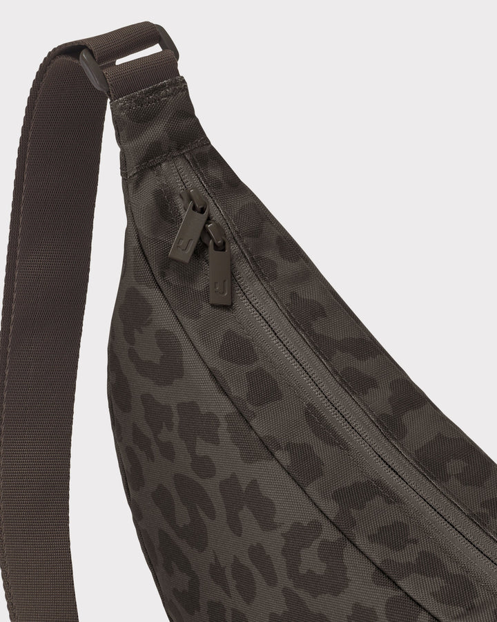 Die Ally Medium Half-Moon-Tasche sorgt für Ordnung bei den täglichen Essentials