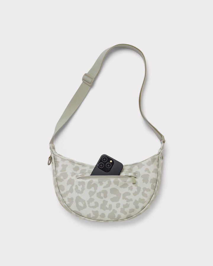 Die Ally Medium Half-Moon-Tasche sorgt für Ordnung bei den täglichen Essentials