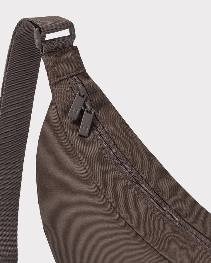 Die Ally Medium Half-Moon-Tasche sorgt für Ordnung bei den täglichen Essentials