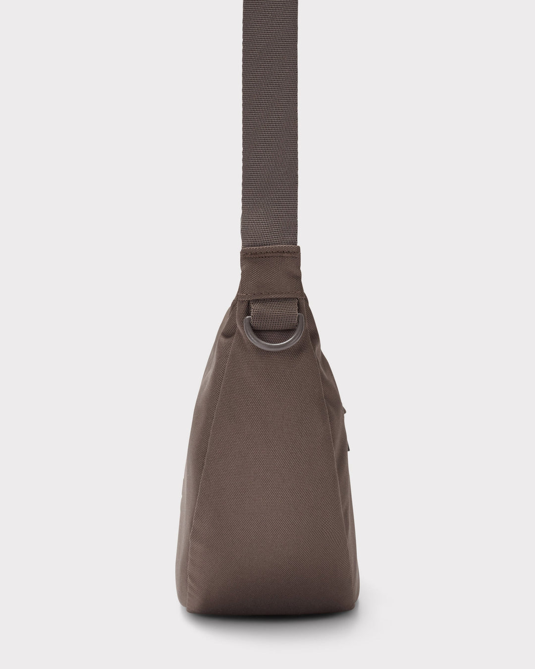 Die Ally Medium Half-Moon-Tasche sorgt für Ordnung bei den täglichen Essentials