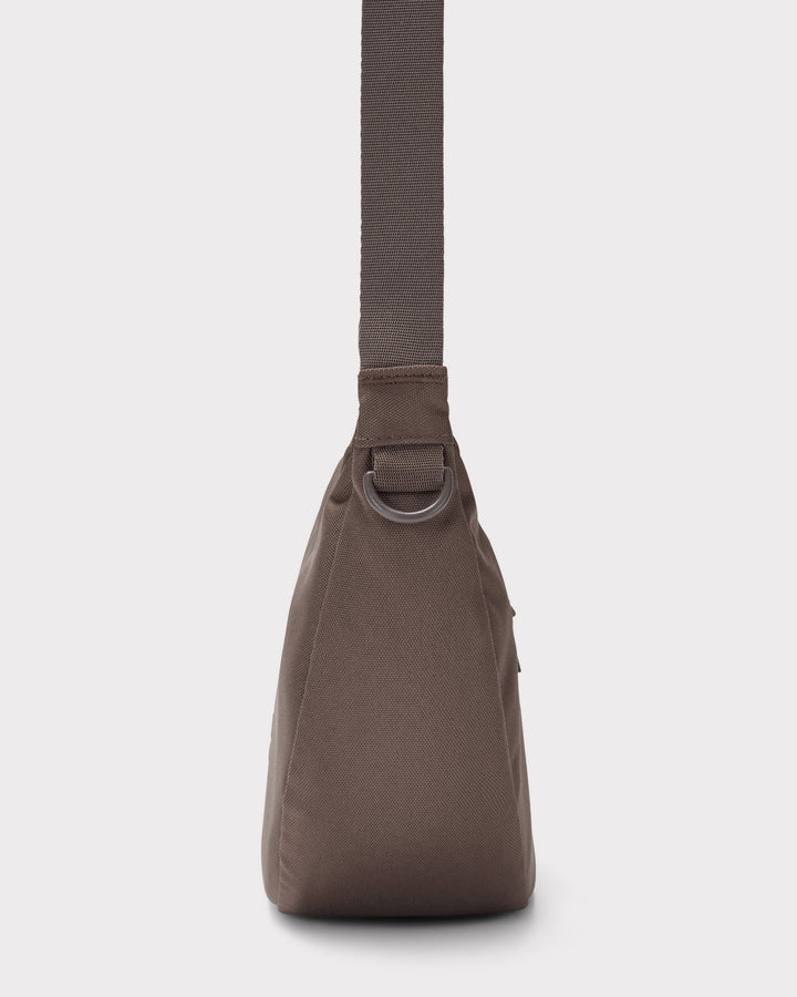 Die Ally Medium Half-Moon-Tasche sorgt für Ordnung bei den täglichen Essentials