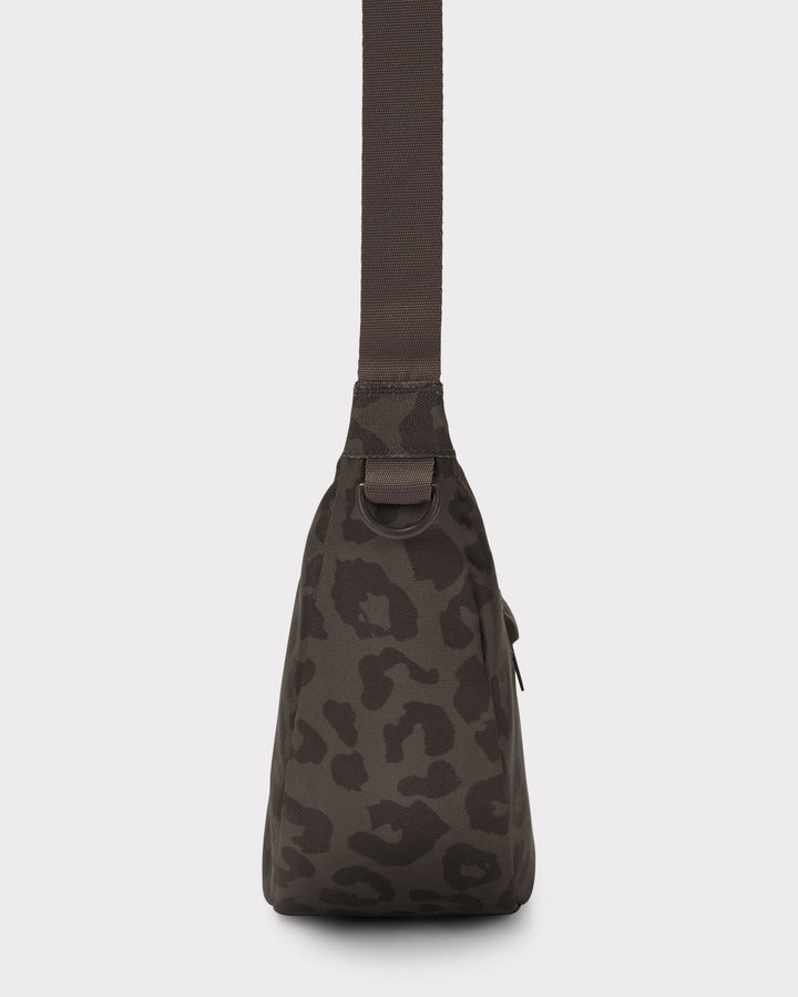 Die Ally Medium Half-Moon-Tasche sorgt für Ordnung bei den täglichen Essentials
