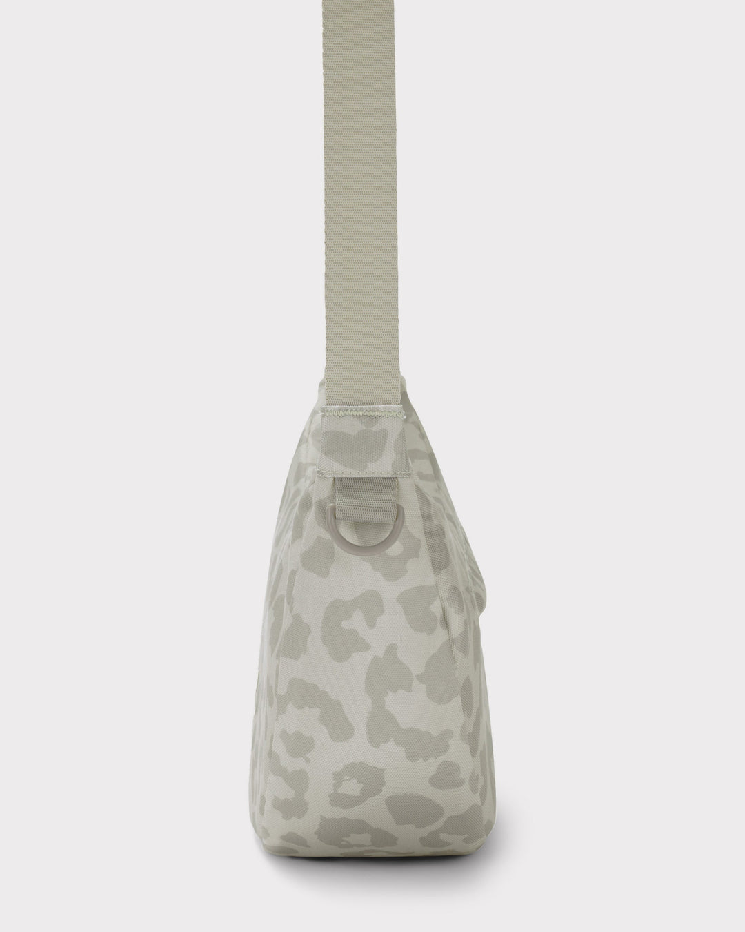 Die Ally Medium Half-Moon-Tasche sorgt für Ordnung bei den täglichen Essentials