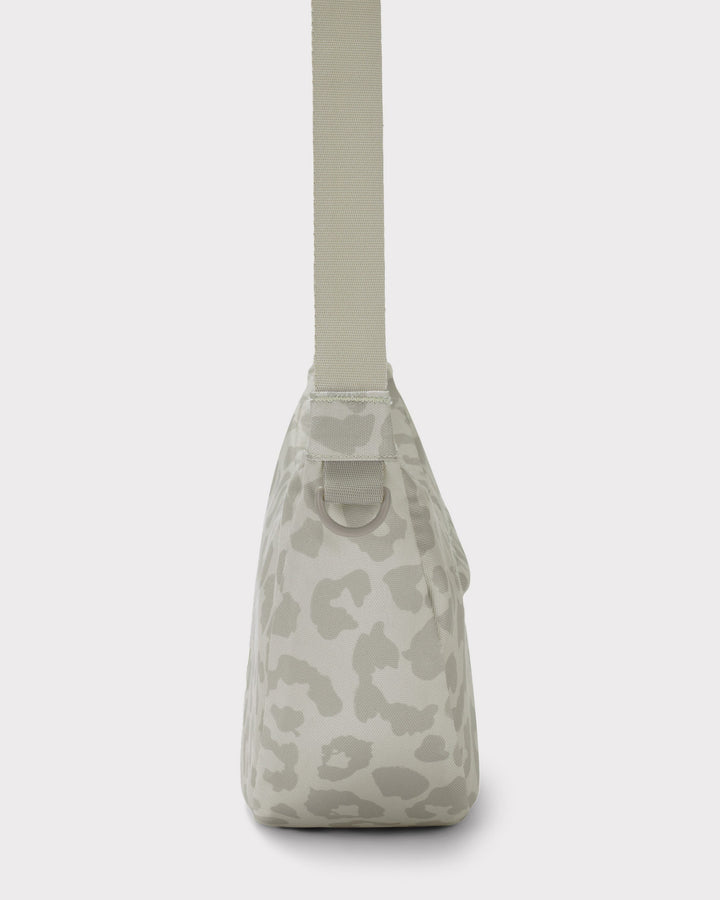 Die Ally Medium Half-Moon-Tasche sorgt für Ordnung bei den täglichen Essentials