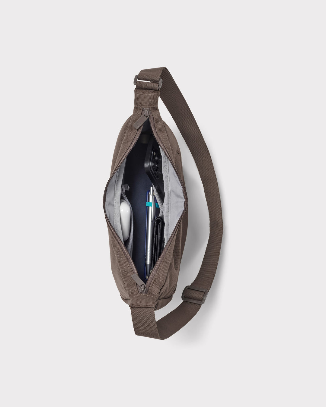 Die Ally Medium Half-Moon-Tasche sorgt für Ordnung bei den täglichen Essentials