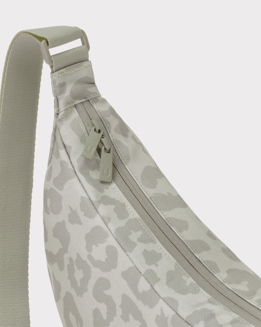 Die Ally Medium Half-Moon-Tasche sorgt für Ordnung bei den täglichen Essentials
