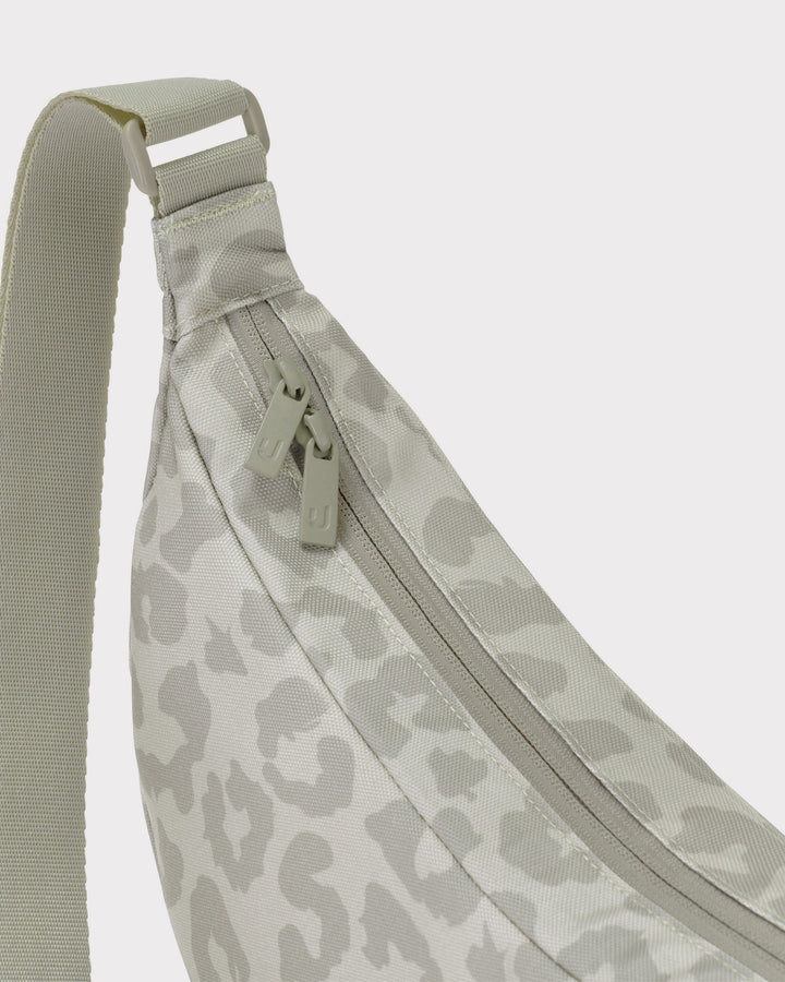 Die Ally Medium Half-Moon-Tasche sorgt für Ordnung bei den täglichen Essentials