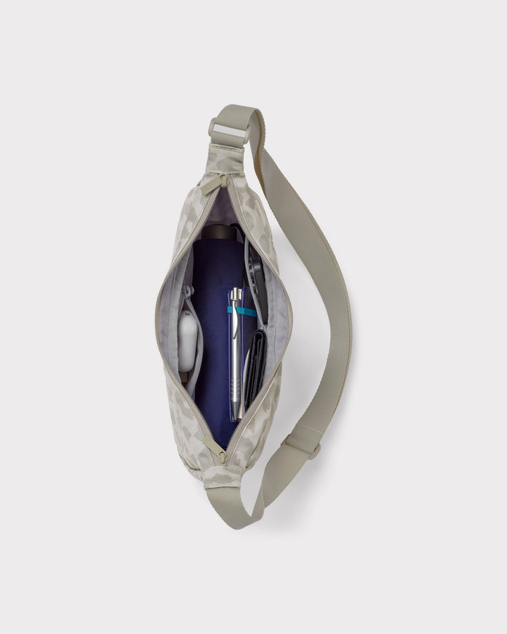 Die Ally Medium Half-Moon-Tasche sorgt für Ordnung bei den täglichen Essentials