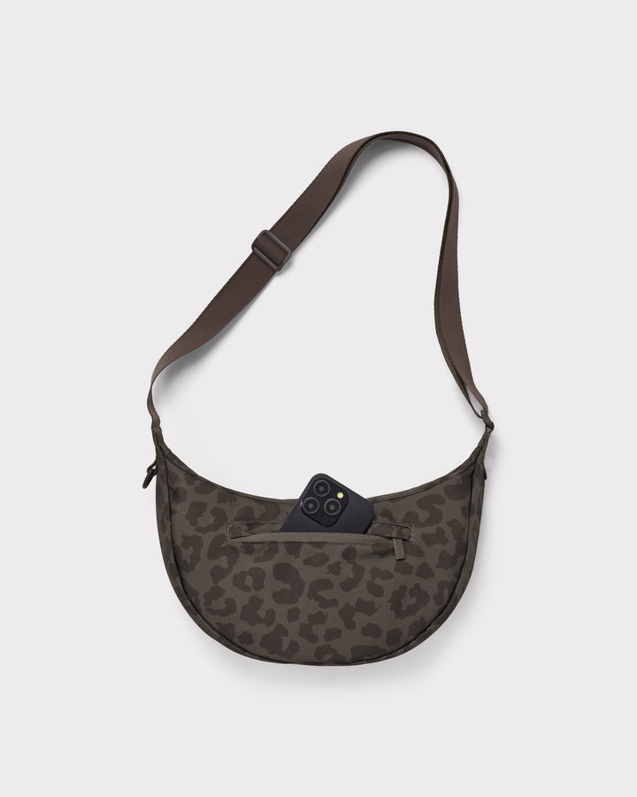 Die Ally Medium Half-Moon-Tasche sorgt für Ordnung bei den täglichen Essentials