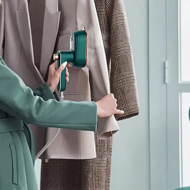 Kompakter 2-in-1 Mini-Dampfbügler für müheloses Bügeln