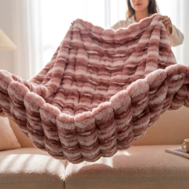 WarmNest™ Decke aus Kunstkaninchenfell