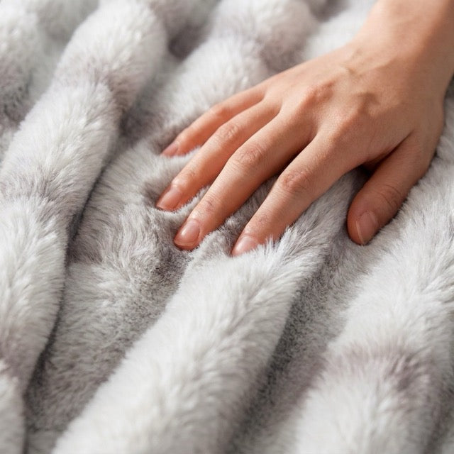 WarmNest™ Decke aus Kunstkaninchenfell