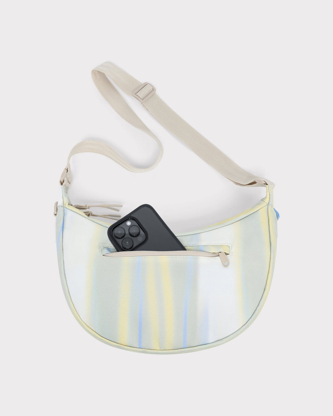 Die Ally Medium Half-Moon-Tasche sorgt für Ordnung bei den täglichen Essentials