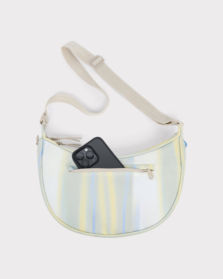 Die Ally Medium Half-Moon-Tasche sorgt für Ordnung bei den täglichen Essentials