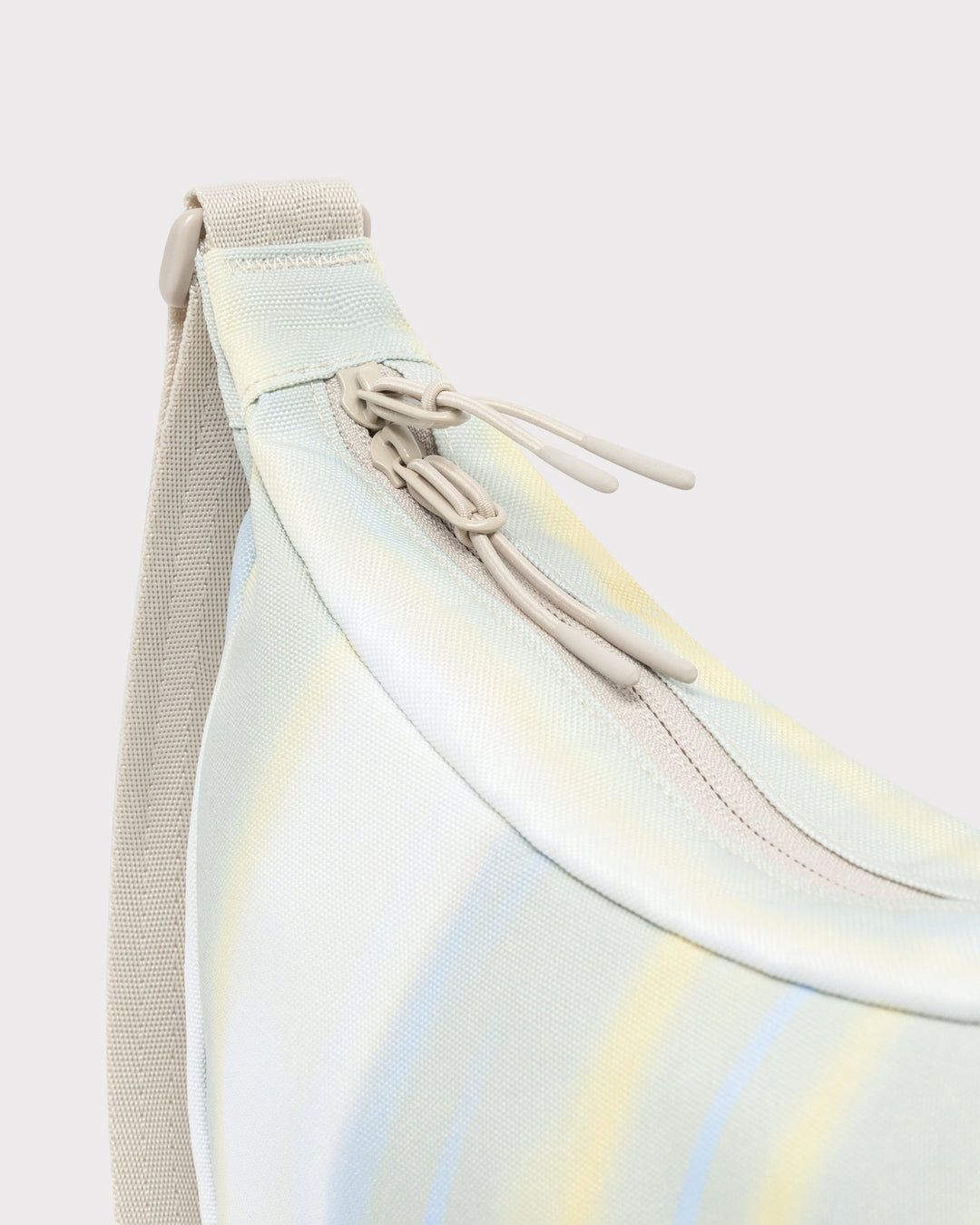 Die Ally Medium Half-Moon-Tasche sorgt für Ordnung bei den täglichen Essentials