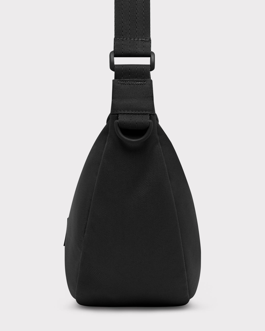 Die Ally Medium Half-Moon-Tasche sorgt für Ordnung bei den täglichen Essentials
