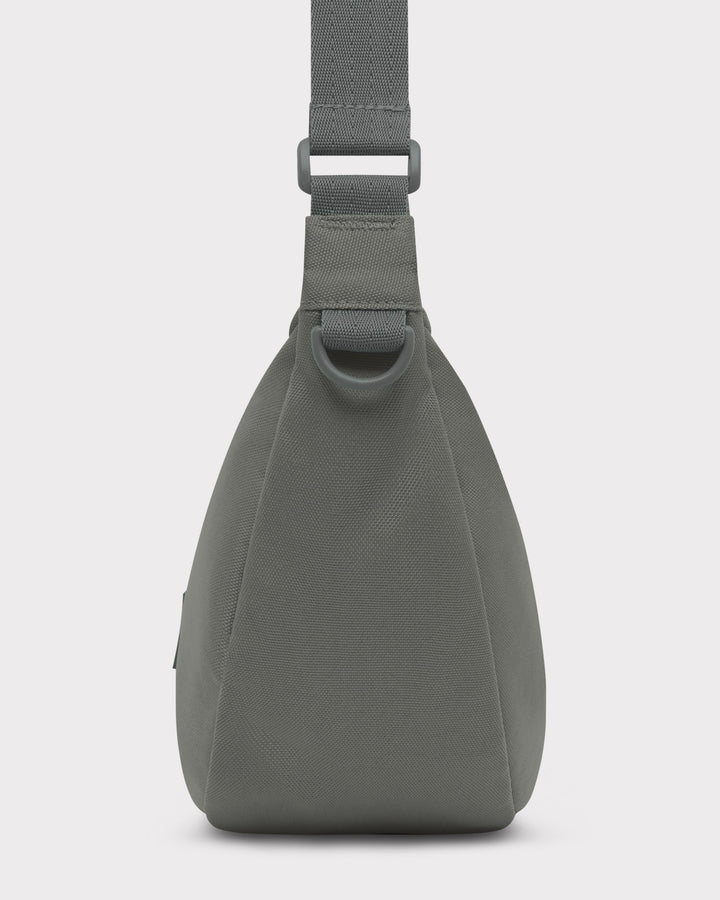 Die Ally Medium Half-Moon-Tasche sorgt für Ordnung bei den täglichen Essentials