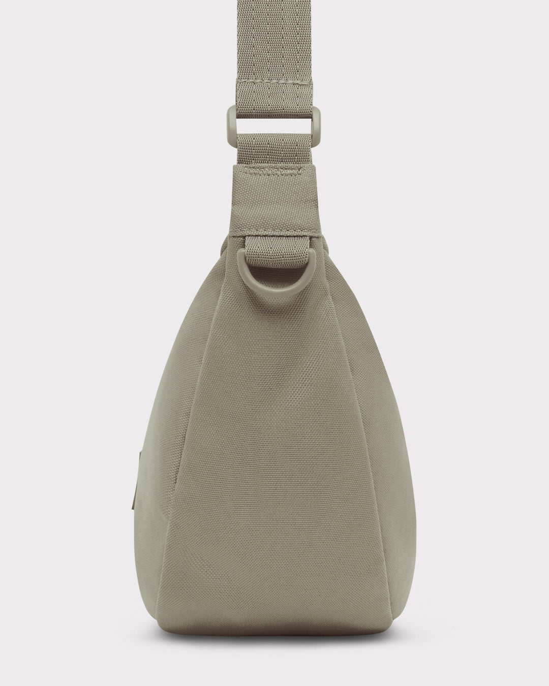 Die Ally Medium Half-Moon-Tasche sorgt für Ordnung bei den täglichen Essentials