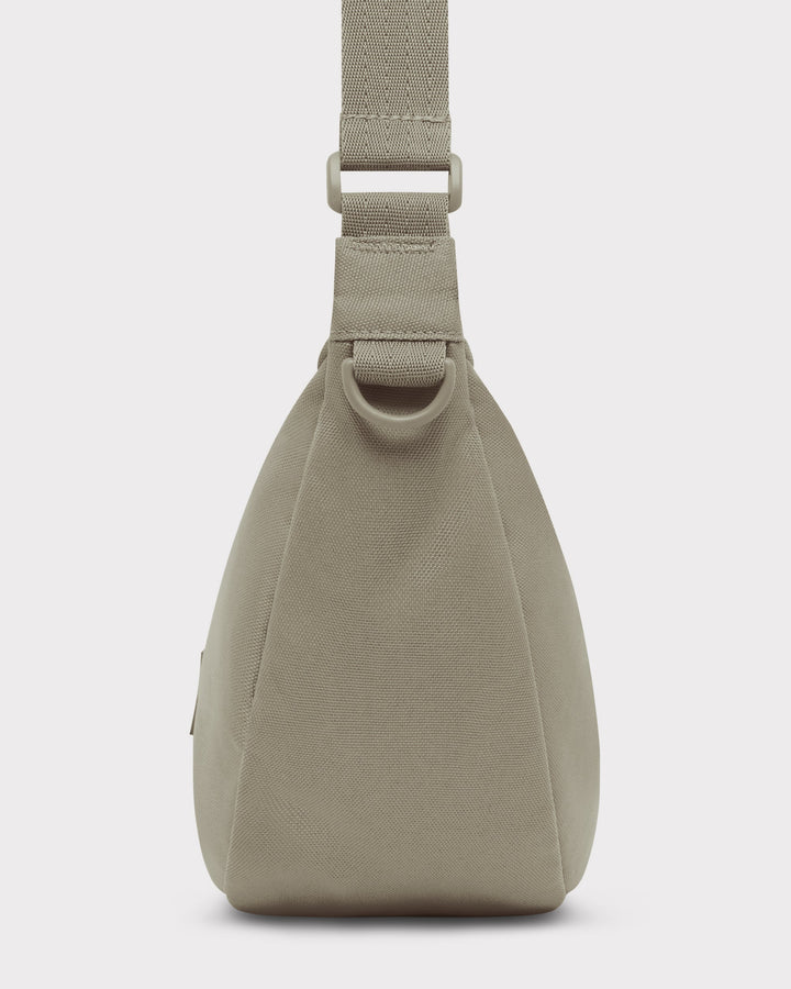 Die Ally Medium Half-Moon-Tasche sorgt für Ordnung bei den täglichen Essentials