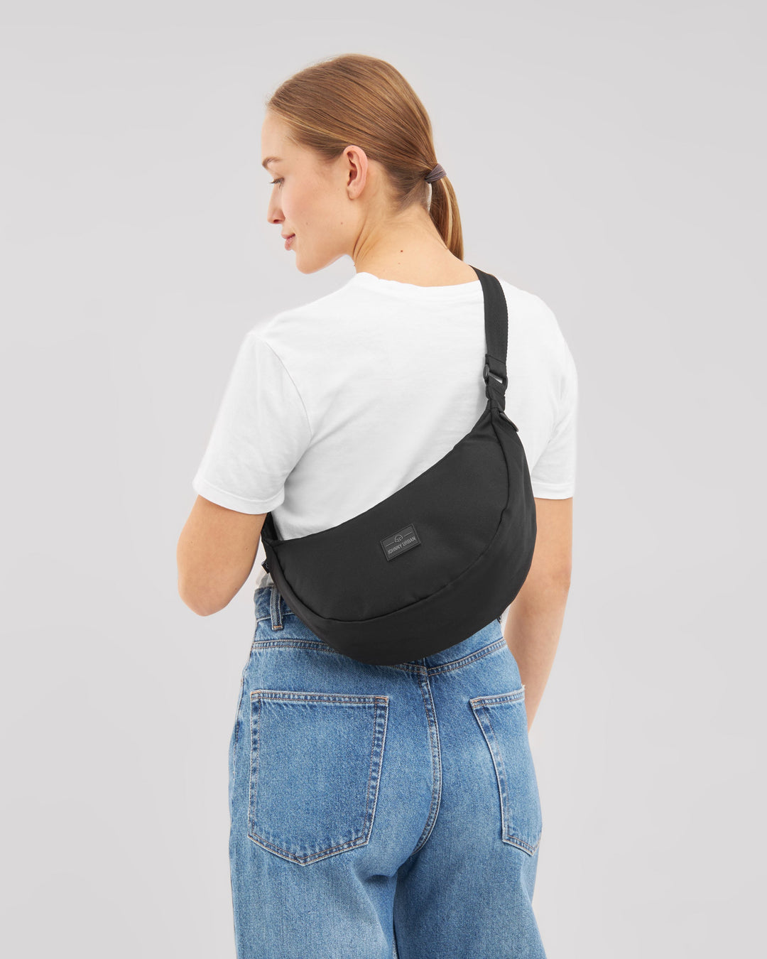 Die Ally Medium Half-Moon-Tasche sorgt für Ordnung bei den täglichen Essentials