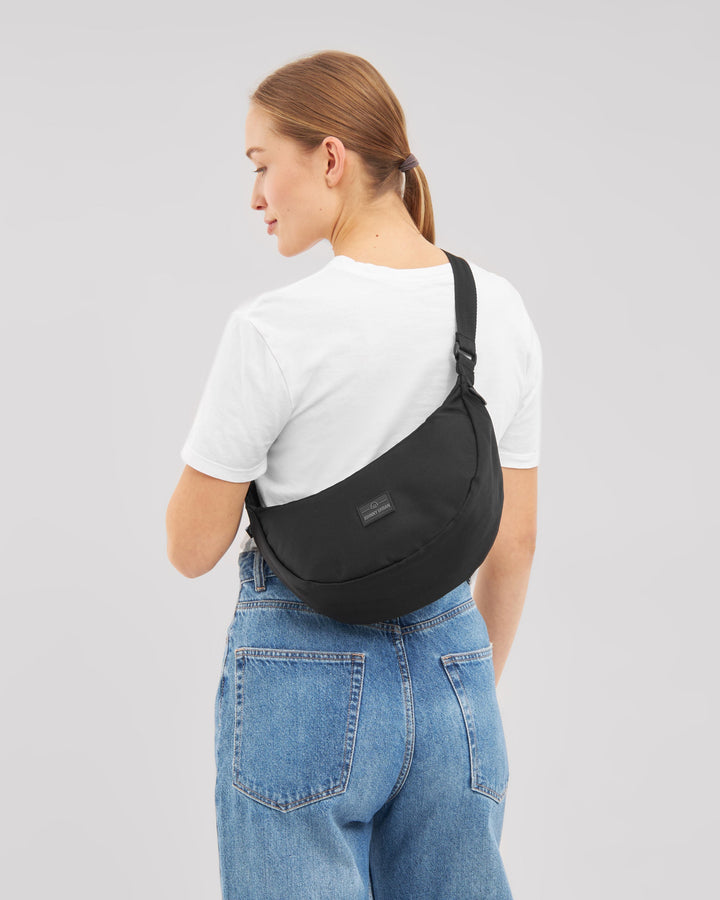 Die Ally Medium Half-Moon-Tasche sorgt für Ordnung bei den täglichen Essentials
