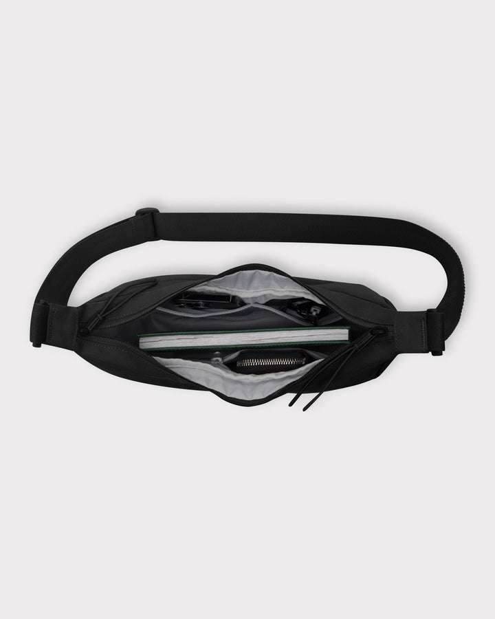 Die Ally Medium Half-Moon-Tasche sorgt für Ordnung bei den täglichen Essentials