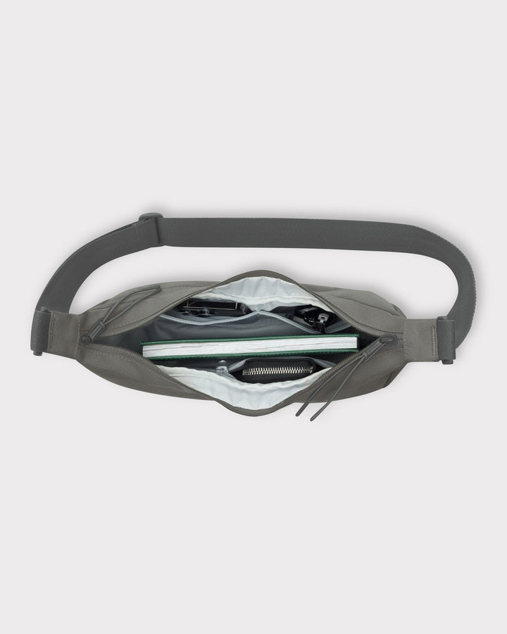 Die Ally Medium Half-Moon-Tasche sorgt für Ordnung bei den täglichen Essentials