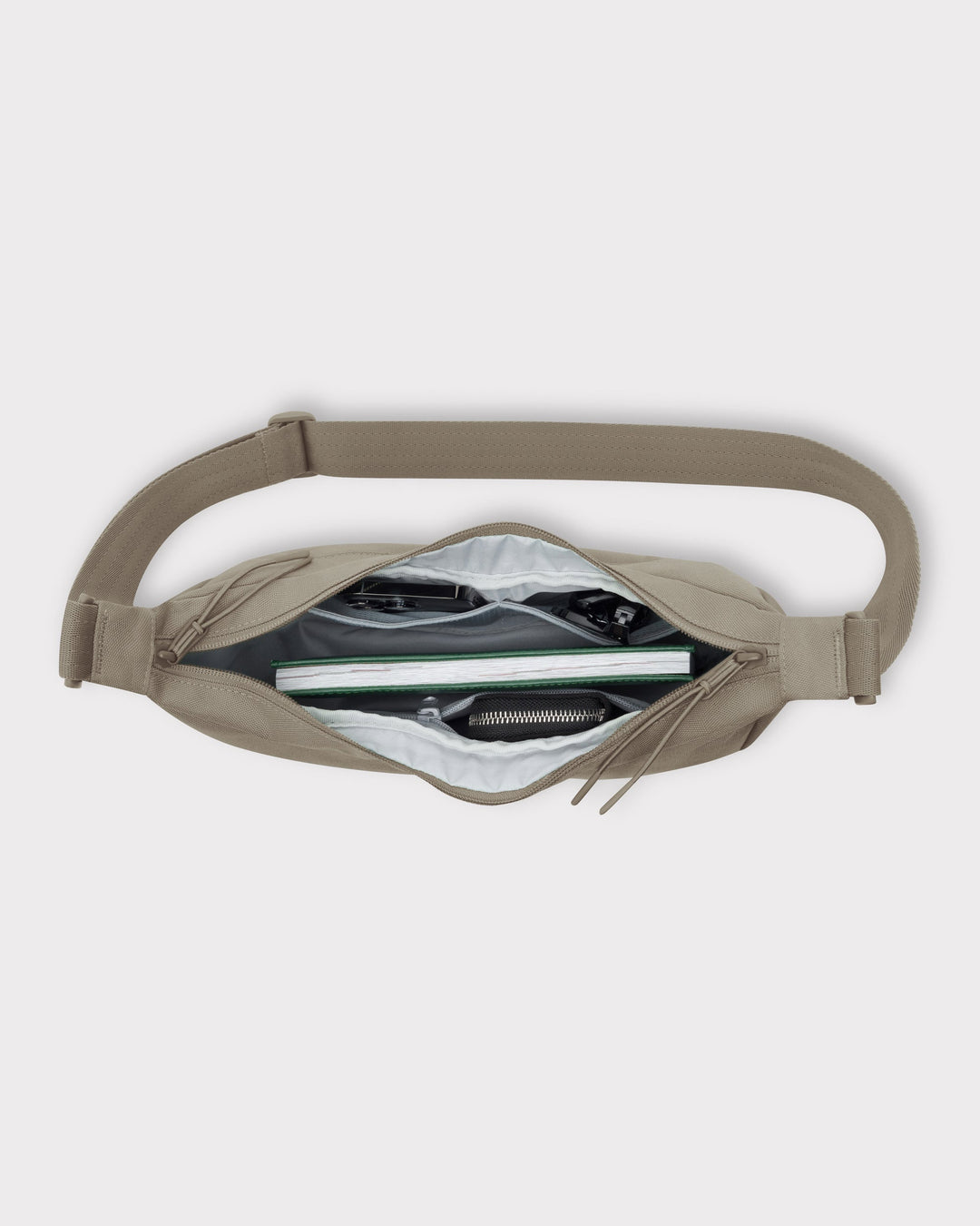 Die Ally Medium Half-Moon-Tasche sorgt für Ordnung bei den täglichen Essentials