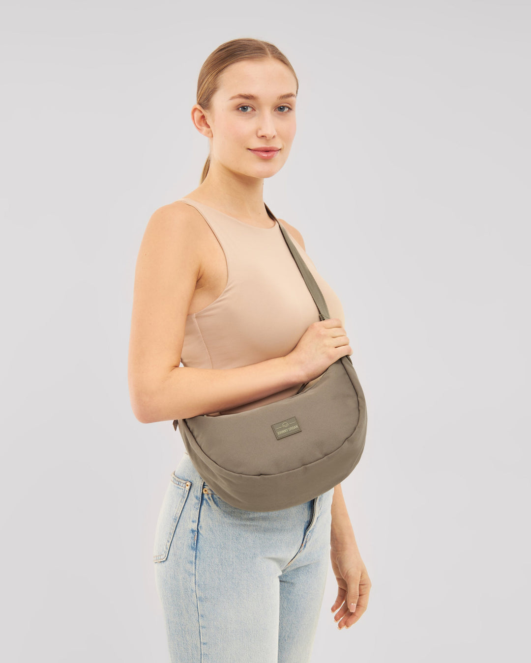 Die Ally Medium Half-Moon-Tasche sorgt für Ordnung bei den täglichen Essentials