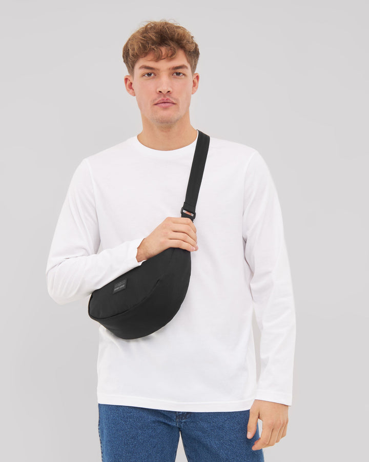 Die Ally Medium Half-Moon-Tasche sorgt für Ordnung bei den täglichen Essentials