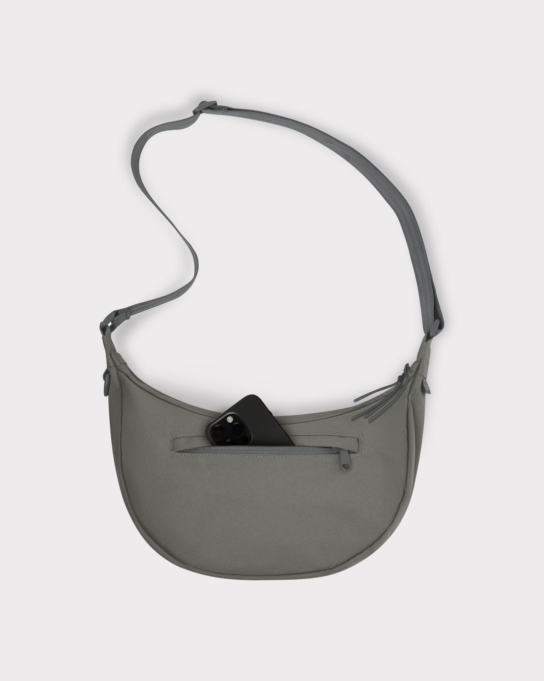 Die Ally Medium Half-Moon-Tasche sorgt für Ordnung bei den täglichen Essentials