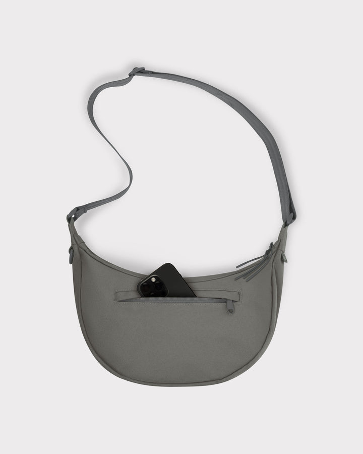 Die Ally Medium Half-Moon-Tasche sorgt für Ordnung bei den täglichen Essentials
