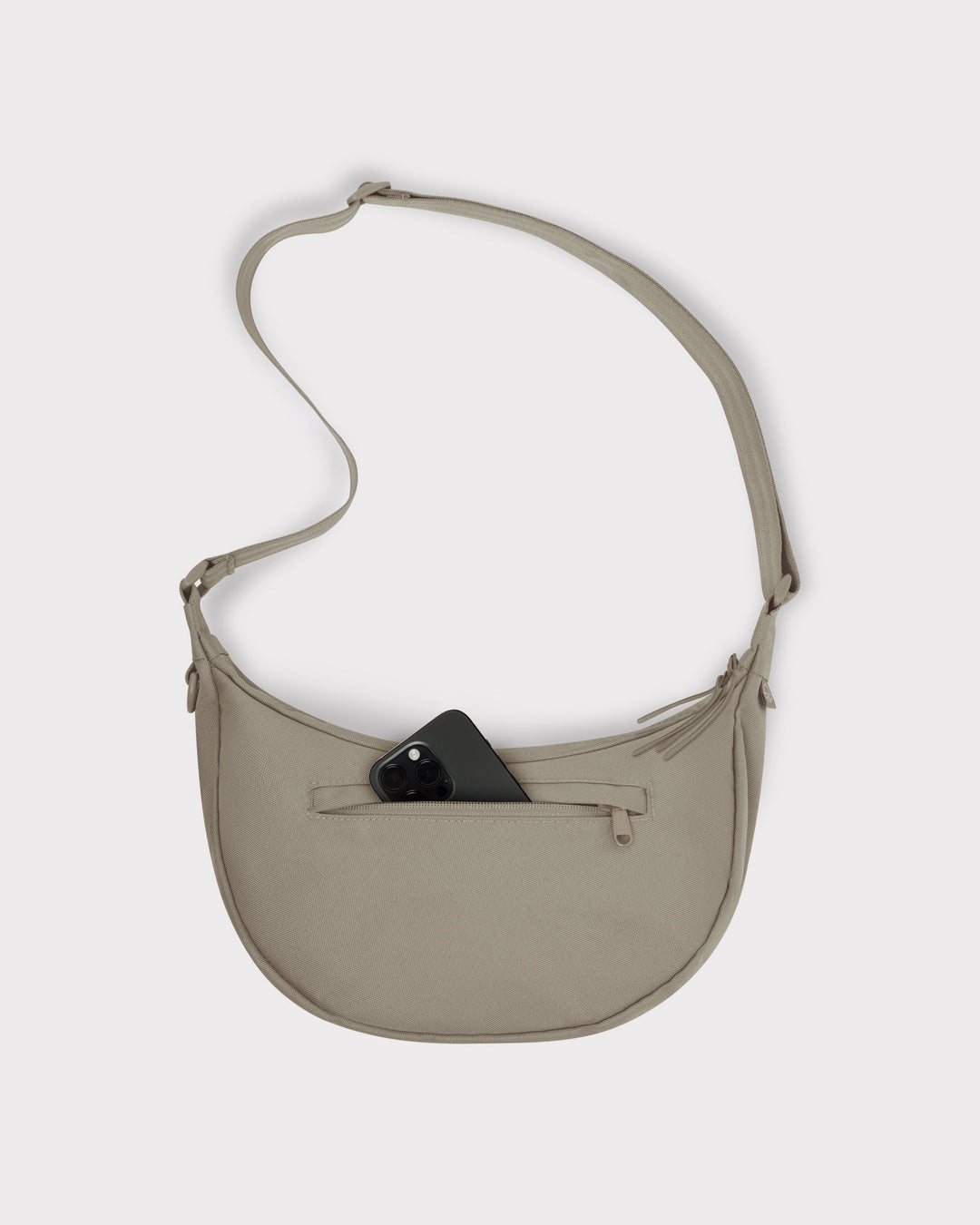 Die Ally Medium Half-Moon-Tasche sorgt für Ordnung bei den täglichen Essentials