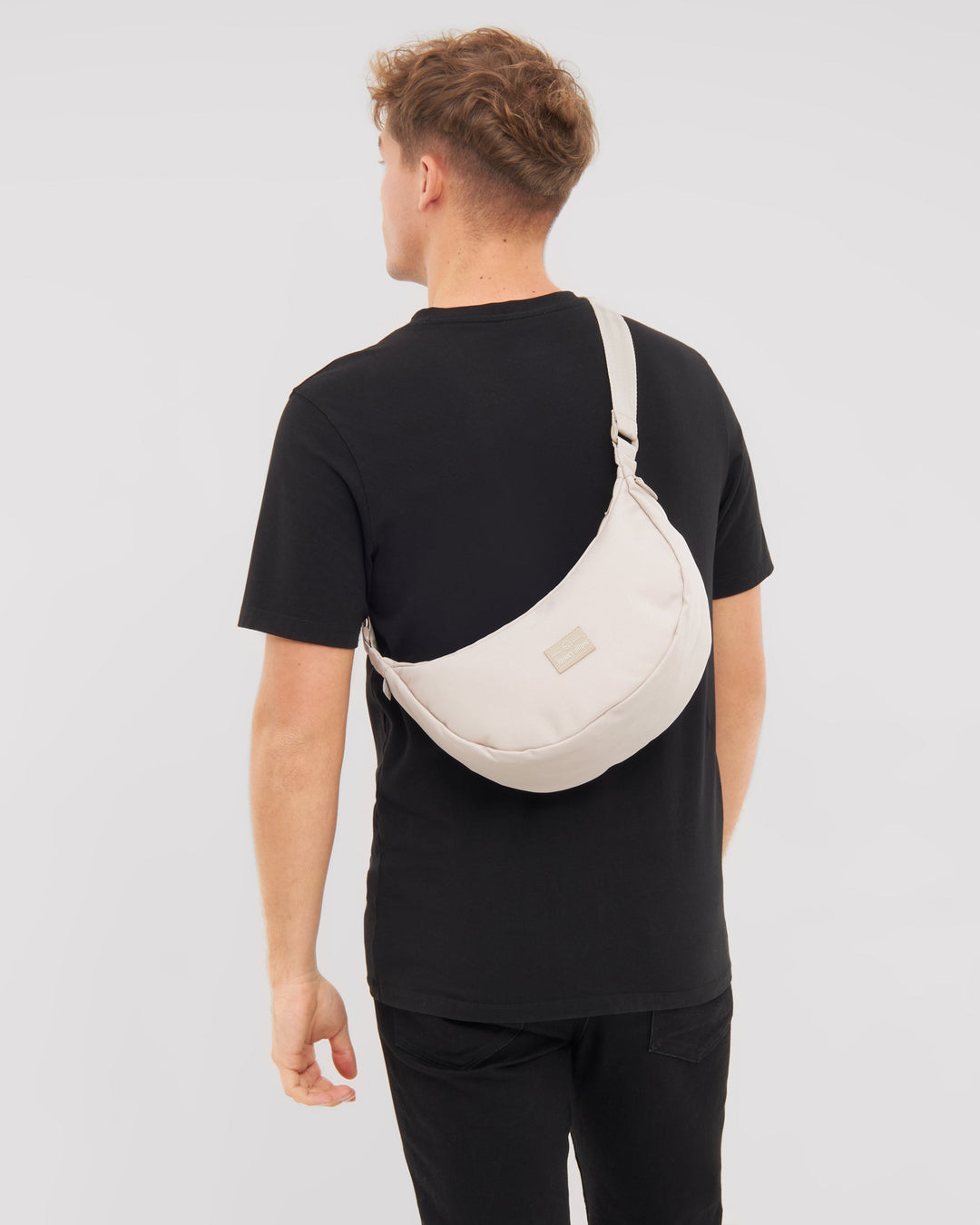 Die Ally Medium Half-Moon-Tasche sorgt für Ordnung bei den täglichen Essentials