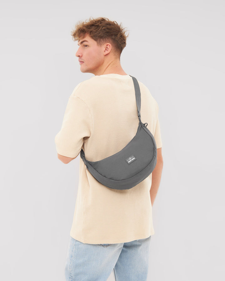 Die Ally Medium Half-Moon-Tasche sorgt für Ordnung bei den täglichen Essentials