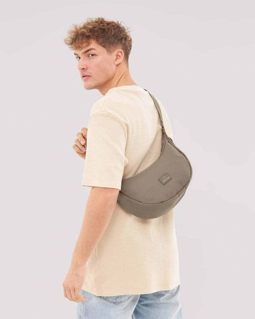 Die Ally Medium Half-Moon-Tasche sorgt für Ordnung bei den täglichen Essentials