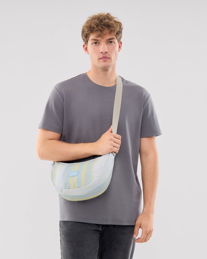 Die Ally Medium Half-Moon-Tasche sorgt für Ordnung bei den täglichen Essentials