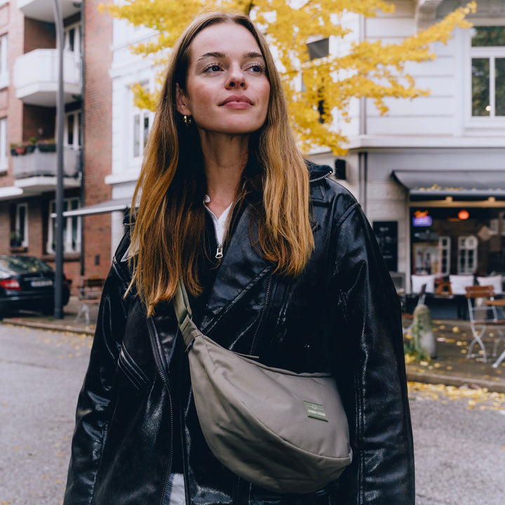 Die Ally Medium Half-Moon-Tasche sorgt für Ordnung bei den täglichen Essentials